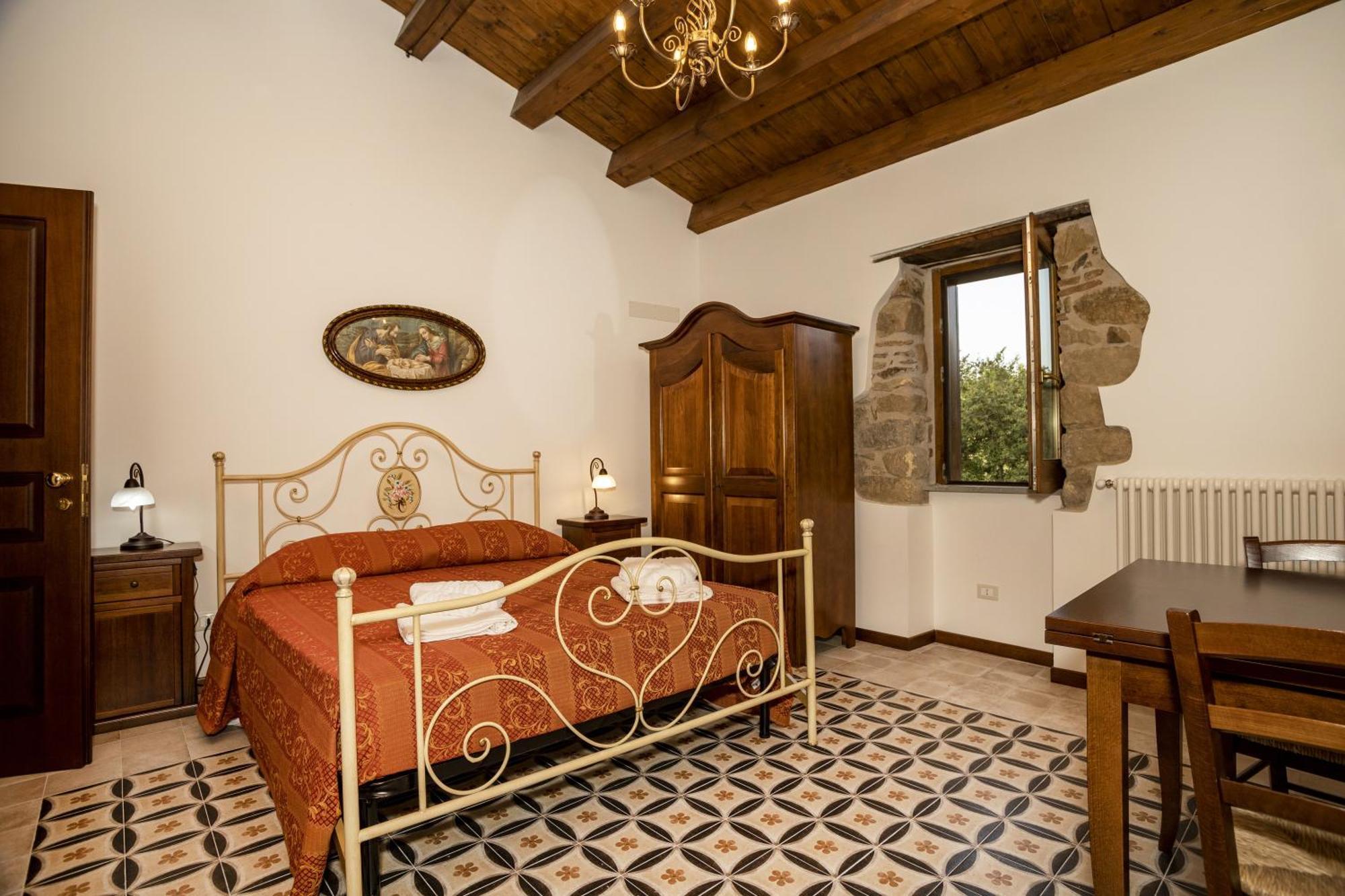 Arcaloro Villa *